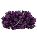 Bolso lila con plumas: el complemento perfecto para dar un toque de estilo a tu outfit