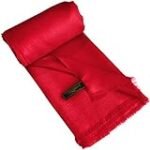 Descubre la Elegancia y Calidez de la Pashmina Roja: Análisis de una Prenda Clásica de Moda