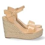 Descubre cómo lucir cuñas color nude: el complemento perfecto para un look elegante y sofisticado