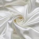 Descubre la Elegancia de la Seda Blanca en tu Vestuario: Análisis de Ropa y Complementos de Moda